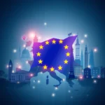 Sylwetka Europy na tle niebieskiego gradientu, na której umieszczono flagę Unii Europejskiej z żółtymi gwiazdami, a poniżej widać zarys miast z charakterystycznymi budowlami i światłowodami.