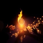 Płonący płomień z symbolem Bitcoina na tle ciemnego tła, w którym dwie ręce przekazują sobie pochodnię, a w oddali widać zarys sieci połączeń.
