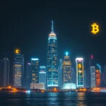 Neonowe symbole euro, dolara, krzyża i bitcoina unoszące się nad nocną panoramą miasta.